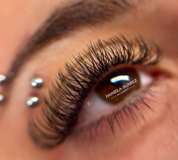 Mirada con extensiones de pestañas y cejas diseñadas